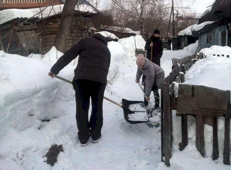 Обучающиеся колледжа чистят дорогу от снега